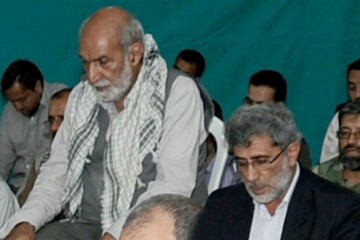 عکس |  فرمانده سپاه قدس در کنار شاعر و پیر غلام خراسانی که امروز درگذشت