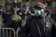 ببینید | حمله شهروند آمریکایی معترض به قرنطینه به پلیس نیویورک
