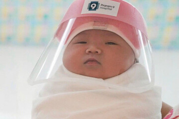 عکس | نوزادانی که دنیا را از پشت ماسک می‌بینند!