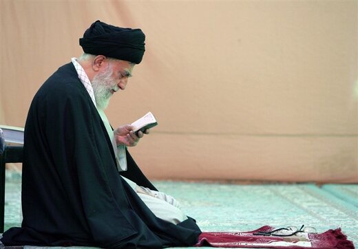 آیتالله خامنهای؛ از محله «پایین خیابان» مشهد و قاری قرآن مدرسه تا حسینیه امام خمینی آیتالله خامنهای؛ از محله «پایین خیابان» مشهد و قاری قرآن مدرسه تا حسینیه امام خمینی