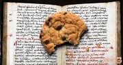 کتابی چهارصد ساله که یک شیرینی شکلاتی را در خودش پنهان کرده بوده! +تصاویر