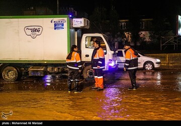جاری شدن سیل در جاده قم-اراک
