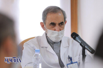 خوش و بش ولایتی با پزشک خبرساز بیمارستان مسیح در نشست کارگروه ویژه ضد کرونا