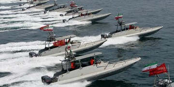 منابع ایرانی: مانور شناورها در پاسخ به اقدام تحریک‌آمیز آمریکا بود