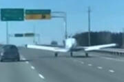 ببینید | فرود معجزه آسای هواپیمای آموزشی در بزرگراه پر از ماشین!