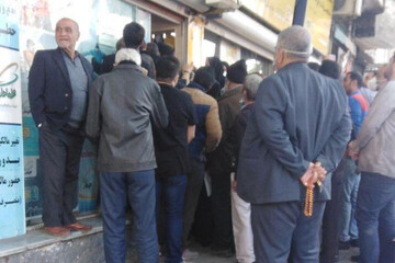 ببینید | صف خرید سیمکارت برای دریافت وام یک میلیون تومانی