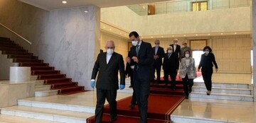 ظريف يلتقي الرئيس الاسد في دمشق