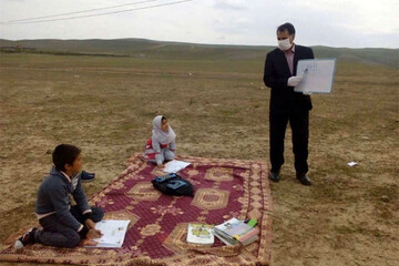 عکس | زیباترین عکس کرونایی روز: این معلم و این دو کودک