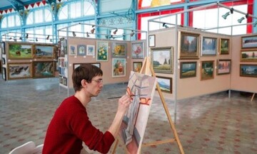 هنرمند روس خودش را در گالری قرنطینه کرد