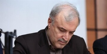 وزیر بهداشت از پرستاری که مراسم ازدواجش را به تعویق انداخت تقدیر کرد/ عکس
