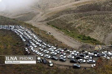 ترافیک سنگین در محور فیروزکوه/ بارش باران و برف در جاده‌های ۱۳ استان 