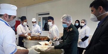 این فرمانده سپاه، شخصا بین نیازمندان غذا توزیع می‌کند+عکس