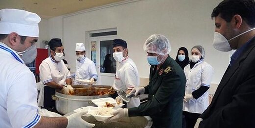 این فرمانده سپاه، شخصا بین نیازمندان غذا توزیع می کند + عکس