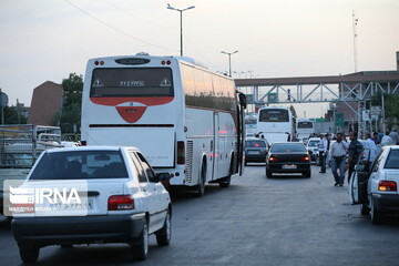سیل مسافران ورودی‌های مشهد را پرترافیک کرد