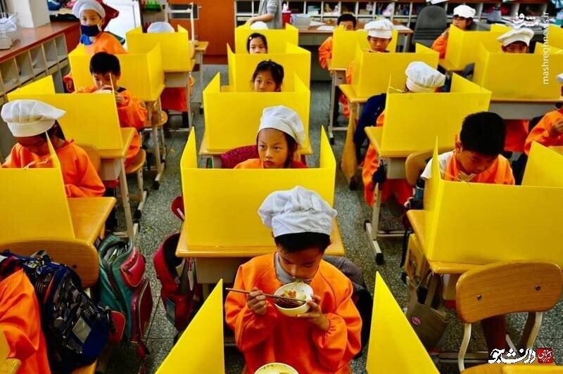 نصب پارتیشن‌های پلاستیکی در مدارس تایوان در اقدام پیشگیرانه پس از شیوع کرونا