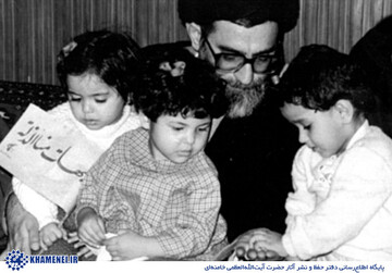 این تصاویر از رهبر انقلاب را حتما ببینید /محبت پدرانه به فرزندان شهدا...