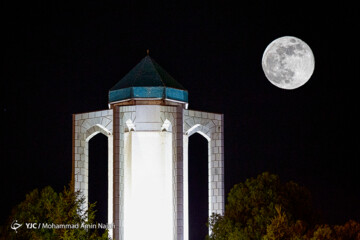 تصاویر | آخرین ابرماه زیبای سال بالای سر باباطاهر در همدان