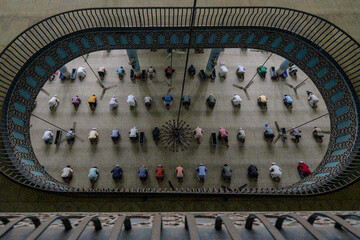 ببینید | تصویری دیدنی از برگزاری نماز جماعت با رعایت فاصله گذاری اجتماعی