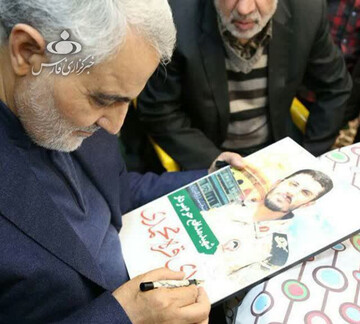 سردار سلیمانی گفت من می گویم با هم عکس بگیریم اما تو کلاس می‌گذاری +عکس