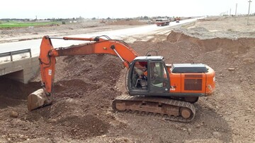 پاکسازی پل ها و آب‌روها در محورهای ارتباطی استان سمنان 
