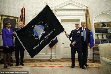ترامپ، پرچم ارتش فضایی را برافراشت/عکس