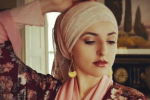 ببینید | خواننده زن تازه مسلمان شده آمریکایی: موسیقی عربی من را درگیر اسلام کرد