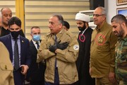 عکس | فرمانده حشدالشعبی با عکس حاج قاسم روی سینه از نخست وزیر عراق استقبال کرد