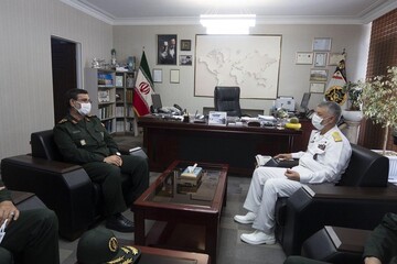 تصویری از دیدار دو مقام بلندپایه ارتش و سپاه بعد از حادثه تلخ ناوچه کنارک