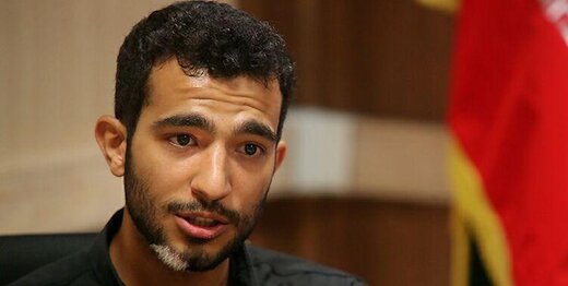 انتقادات تند یک دانشجو در محضر رهبر انقلاب درباره دارایی بنیاد مستضعفان و کمیته امداد / برخی معاونین دفتر رهبری به کسی پاسخگو نیستند مثل رئیس صداوسیما
