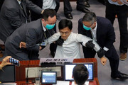 ببینید |  کتک‌کاری قانونگذاران هنگ‌کنگی در پارلمان!