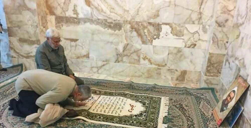 تصویر دیده نشده از سردار سلیمانی و ابومهدی المهندس در حال نماز
