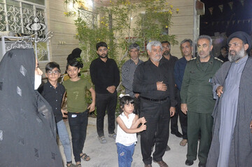 تصویری از همنشینی دو خانواده شهید حادثه تلخ ناوچه نظامی ارتش در کنارک /مادرانی که تسلی دهنده یکدیگر شدند