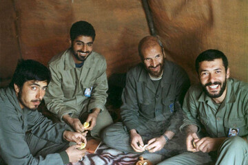 عکس | تصویری جالب و کمتر دیده شده از حاج قاسم سلیمانی در دوران دفاع مقدس