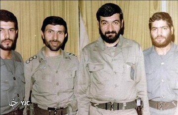 تصویر یکی از برجسته ترین فرماندهان نظامی ایران در کنار رهبر انقلاب