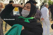 عکس | استقبال تلخ مادر شهید جوان ناوچه کنارک از پیکر فرزندش با این سلام نظامی