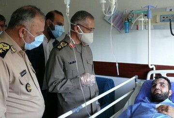 عیادت رئیس دفتر نظامی رهبر انقلاب از مجروحین حادثه تلخ ناوچه نظامی ارتش در کنارک 
