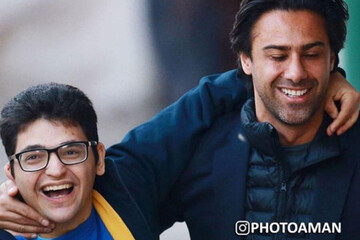 ببینید | تصاویری احساسی از به آغوش کشیدن فرهاد مجیدی توسط توپ‌جمع‌کن فقید استادیوم آزادی