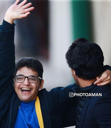 تصاویری احساسی از به آغوش کشیدن فرهاد مجیدی توسط توپ‌جمع فقید استادیوم آزادی