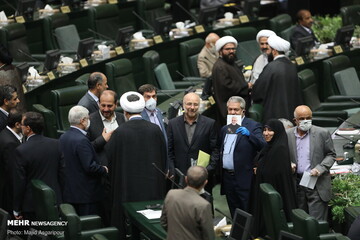 حاجی بابایی به سرعت قالیباف را بغل کرد،امیرآبادی فریاد زد:کرونا،کرونا/ خوش و بش آقای رئیس با رقیبان /ازدحام نمایندگان در اطراف قالیباف/حواشی صحن مجلس