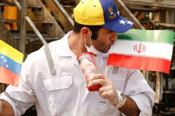 ببینید | ادای احترام به پرچم ایران پس از پهلوگیری نفتکش در بندر ال پالیتو