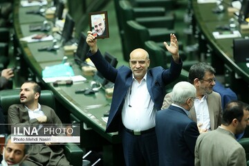 عکس های یادگاری با شهید سلیمانی در افتتاحیه مجلس یازدهم