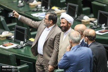 موبایل بازی و عکس سلفی در افتتاحیه مجلس یازدهم