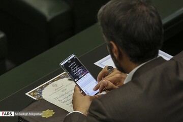 موبایل بازی و عکس سلفی در افتتاحیه مجلس یازدهم