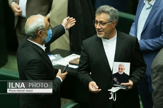 ببینید | عکس‌های یادگاری با تصویر شهید سلیمانی در افتتاحیه مجلس یازدهم