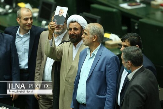 انتقاد تند سایت اصولگرا از نماینده نزدیک به مصباح یزدی: کار نماینده گل آرایی میزکار و برنامه‌ریزی برای ختم قرآن نیست / برای وظایف نمایندگی پول می گیرید