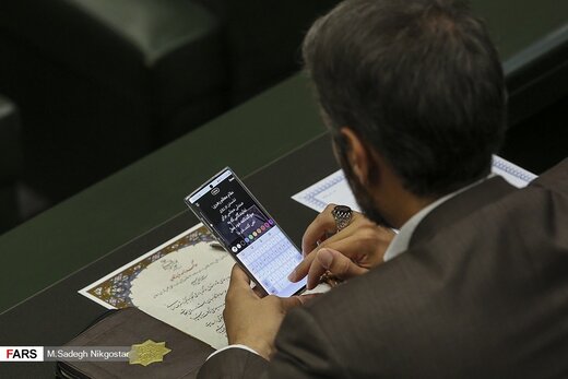 موبایل بازی و عکس سلفی در افتتاحیه مجلس یازدهم