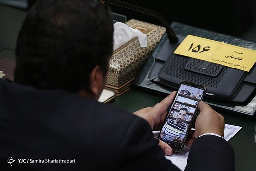 موبایل بازی و عکس سلفی در افتتاحیه مجلس یازدهم