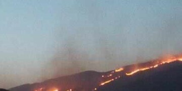 اعزام بالگردهای امدادی و آبپاش برای مهار آتش سوزی در منطقه حفاظت شده کوه خائیز 
