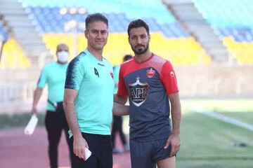خلیل‌زاده: از کرونا می‌نالند اما در کنار هم عکس می‌گیرند