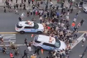 ببینید | صحنه‌ای عجیب از حمله و زیرگرفتن معترضان آمریکایی توسط پلیس نیویورک!